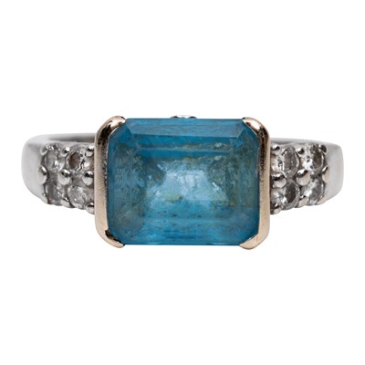 Lot 342 - A topaz and diamond ring