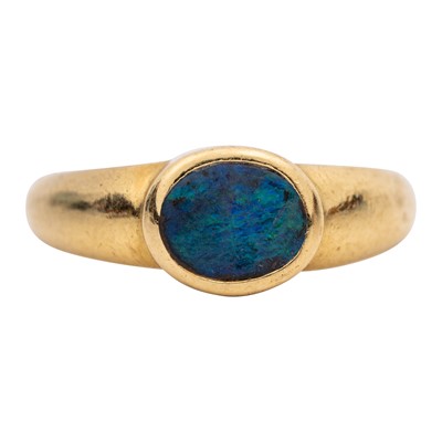 Lot 127 - An opal single stone ring