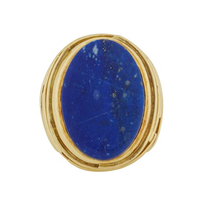Lot 58 - A lapis lazuli dress ring