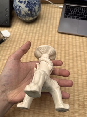 Lot 32 - A Chinese Dehua 'dragon' tripod candlestick, Qing dynasty, Kangxi period