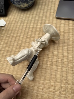 Lot 32 - A Chinese Dehua 'dragon' tripod candlestick, Qing dynasty, Kangxi period