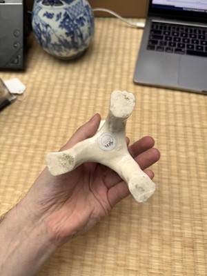 Lot 32 - A Chinese Dehua 'dragon' tripod candlestick, Qing dynasty, Kangxi period