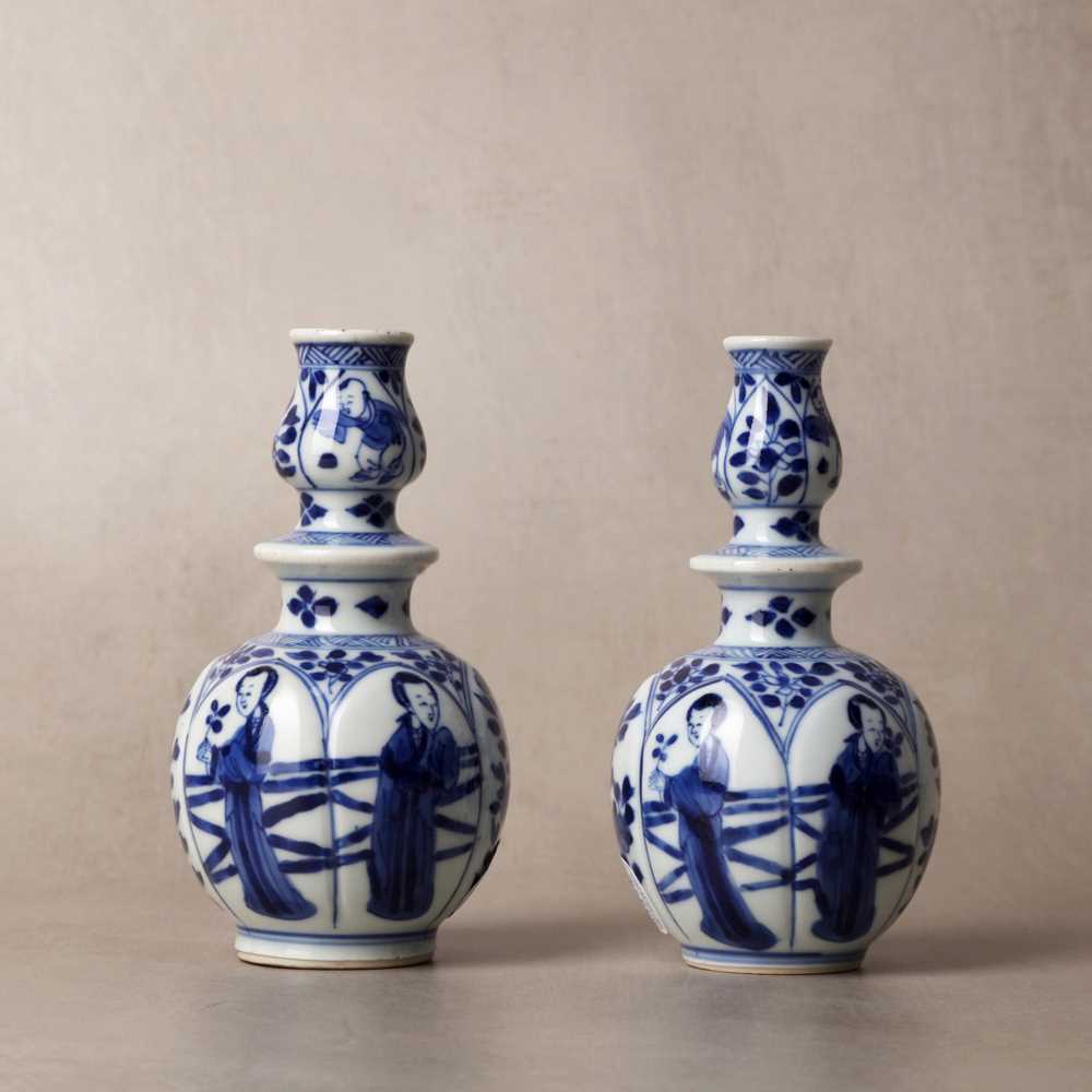 Lot 17 - A pair of small Chinese blue and white vases, Qing dynasty, Kangxi period