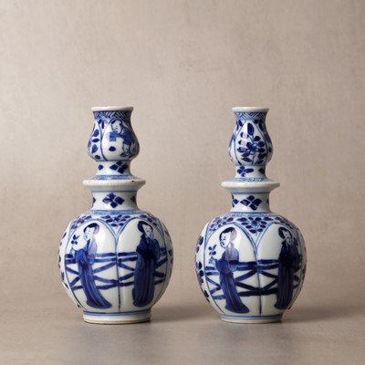 Lot 17 - A pair of small Chinese blue and white vases, Qing dynasty, Kangxi period