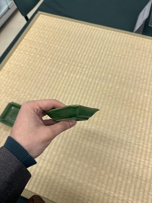 Lot 26 - A pair of small Chinese green-glazed 'dragon' dishes, Qing dynasty, Shunzhi period