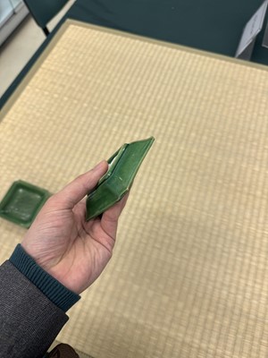 Lot 26 - A pair of small Chinese green-glazed 'dragon' dishes, Qing dynasty, Shunzhi period