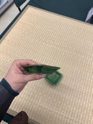 Lot 26 - A pair of small Chinese green-glazed 'dragon' dishes, Qing dynasty, Shunzhi period