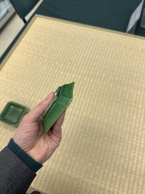 Lot 26 - A pair of small Chinese green-glazed 'dragon' dishes, Qing dynasty, Shunzhi period