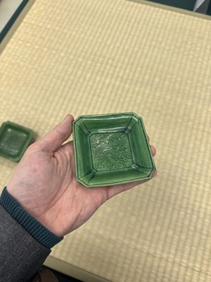 Lot 26 - A pair of small Chinese green-glazed 'dragon' dishes, Qing dynasty, Shunzhi period