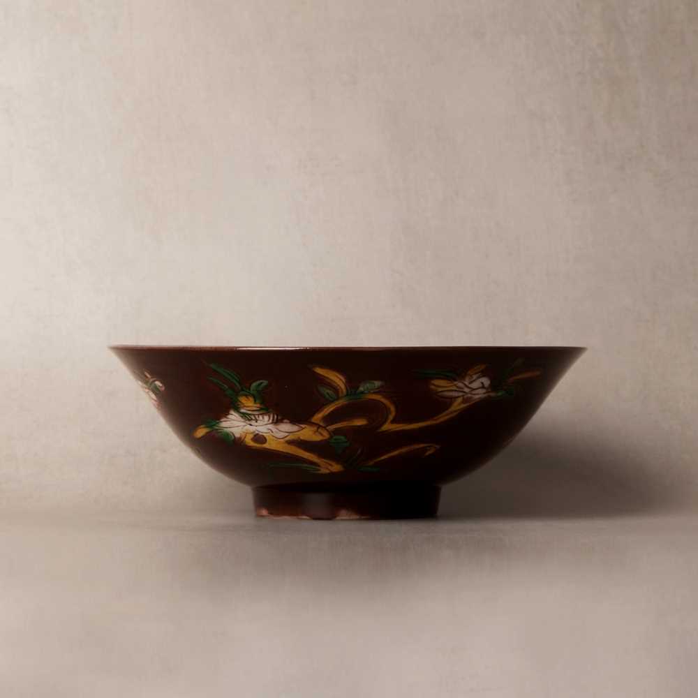 Lot 27 - A Chinese aubergine-ground 'brinjal' bowl, Qing dynasty, Kangxi period
