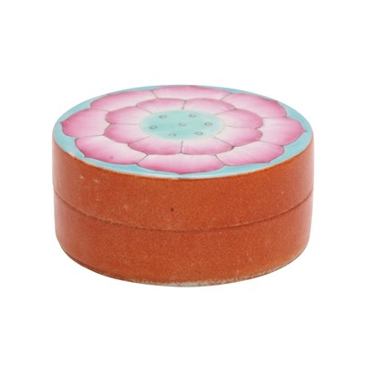 Lot 350 - A Chinese famille-rose 'lotus' box and cover, Late Qing dynasty / Republic period