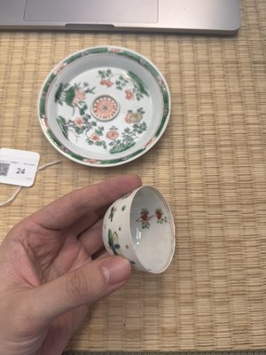 Lot 24 - A fine Chinese famille-verte tasse trembleuse, Qing dynasty, Kangxi period