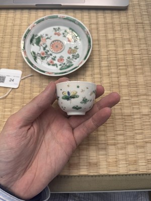 Lot 24 - A fine Chinese famille-verte tasse trembleuse, Qing dynasty, Kangxi period