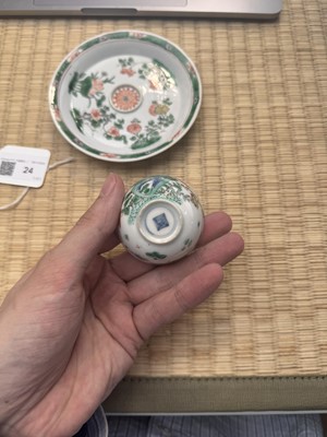 Lot 24 - A fine Chinese famille-verte tasse trembleuse, Qing dynasty, Kangxi period