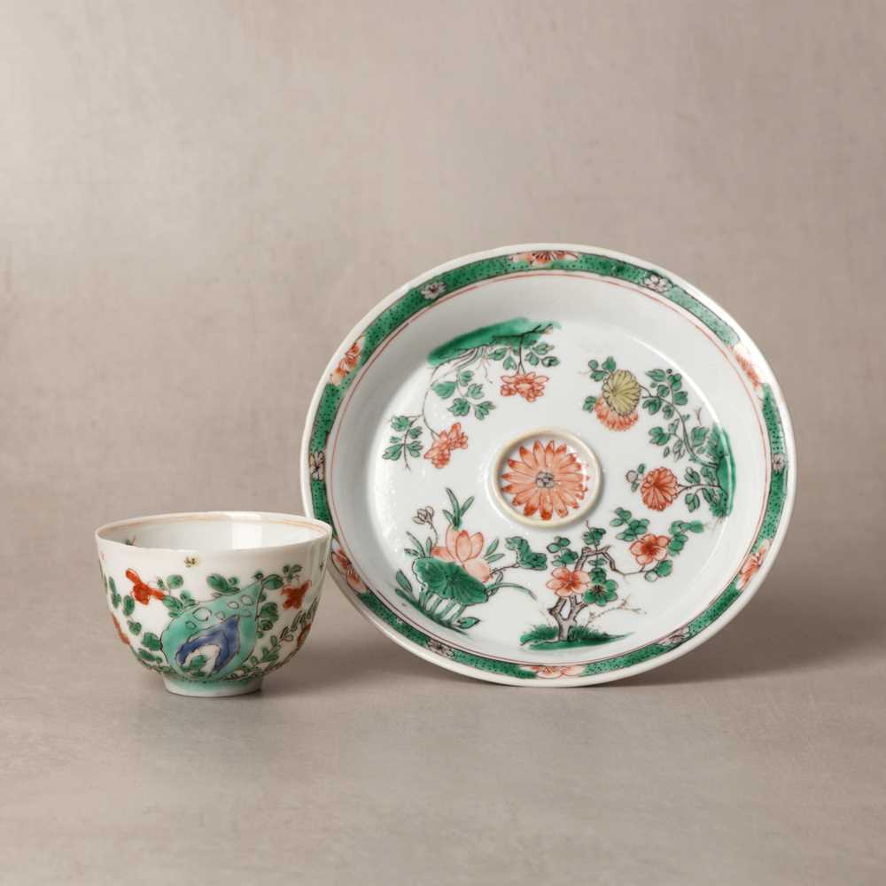 Lot 24 - A fine Chinese famille-verte tasse trembleuse, Qing dynasty, Kangxi period