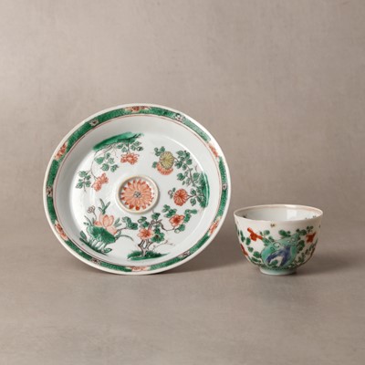 Lot 24 - A fine Chinese famille-verte tasse trembleuse, Qing dynasty, Kangxi period