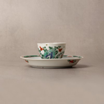 Lot 24 - A fine Chinese famille-verte tasse trembleuse, Qing dynasty, Kangxi period
