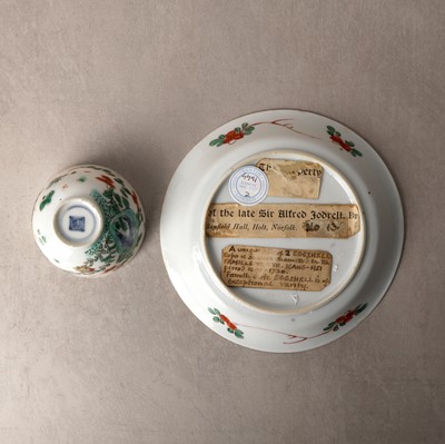 Lot 24 - A fine Chinese famille-verte tasse trembleuse, Qing dynasty, Kangxi period