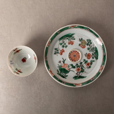 Lot 24 - A fine Chinese famille-verte tasse trembleuse, Qing dynasty, Kangxi period
