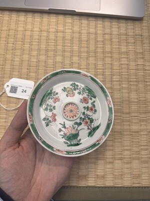 Lot 24 - A fine Chinese famille-verte tasse trembleuse, Qing dynasty, Kangxi period