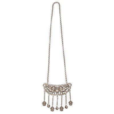 Lot 553 - A Chinese/Tibetan silver 'mythical beasts' necklace, 19th/20th century