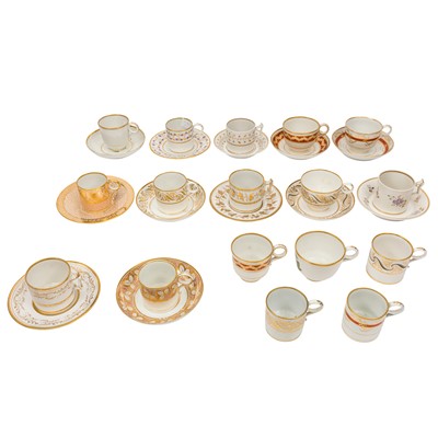 Lot 54 - A group of Worcester porcelain, twelve cups and saucers together with additional cups, circa 1800