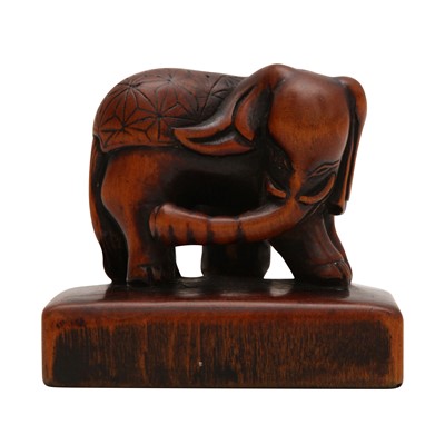 Lot 56 - A Japanese carved seal in the form of an elephant, 20th century