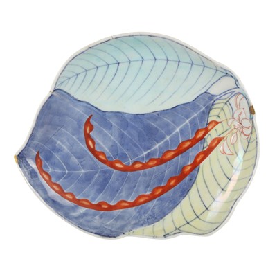 Lot 14 - A Japanese Nabeshima leaf-shaped dish, Edo period, 19th century