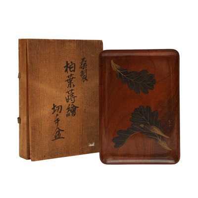 Lot 28 - A fine Japanese lacquered mulberry wood tray by Takai Tairei (1800-1971)