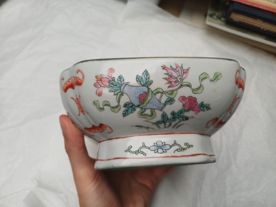 Lot 95 - A pair of Chinese famille-rose 'bajixiang' bowls, Qing dynasty, Tongzhi mark and period