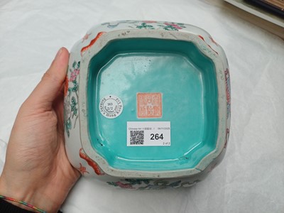 Lot 95 - A pair of Chinese famille-rose 'bajixiang' bowls, Qing dynasty, Tongzhi mark and period