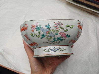 Lot 95 - A pair of Chinese famille-rose 'bajixiang' bowls, Qing dynasty, Tongzhi mark and period
