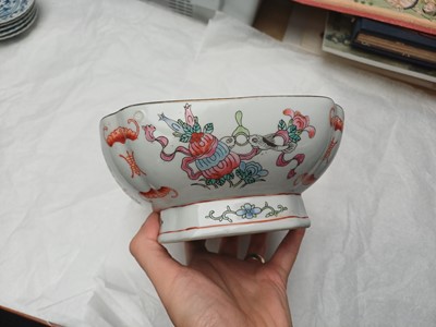 Lot 95 - A pair of Chinese famille-rose 'bajixiang' bowls, Qing dynasty, Tongzhi mark and period