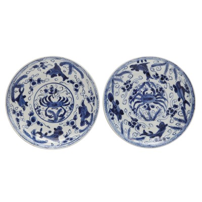 Lot 181 - A pair of Chinese blue and white 'crabs and fish' dishes, Qing dynasty, Kangxi period