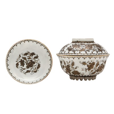 Lot 219 - A Chinese export gilt-decorated tea cup and cover, gaiwan, Qing dynasty, 18th century