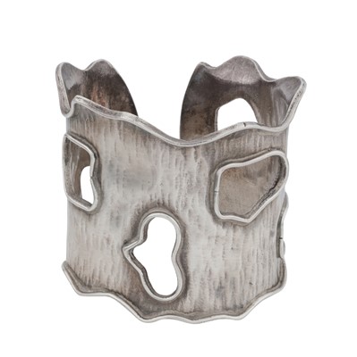 Lot 232 - A cuff bracelet