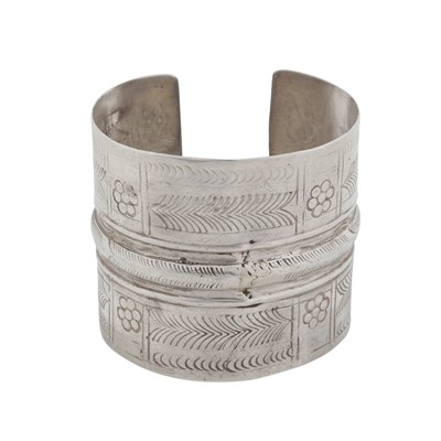 Lot 229 - An engraved bangle / cuff