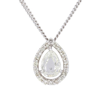 Lot 299 - A diamond cluster pendant necklace