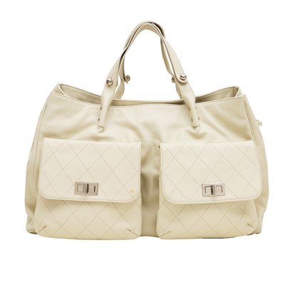 Lot 193 - Chanel White Matelasse Pocket Reisue XL Tote