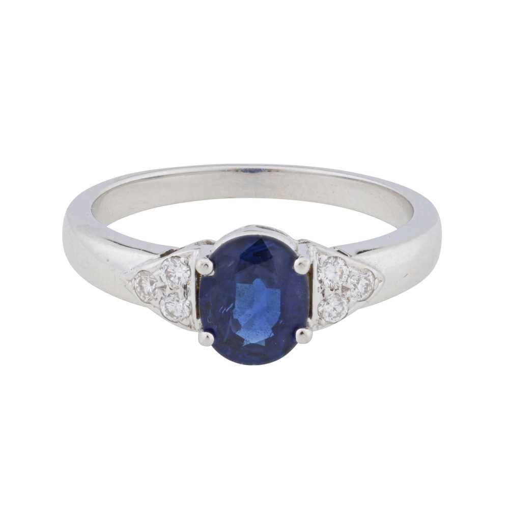 Lot 45 - A sapphire and diamond ring