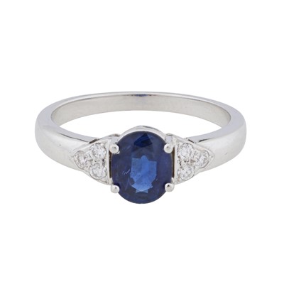 Lot 29 - A sapphire and diamond ring