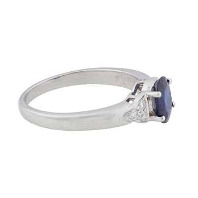 Lot 45 - A sapphire and diamond ring