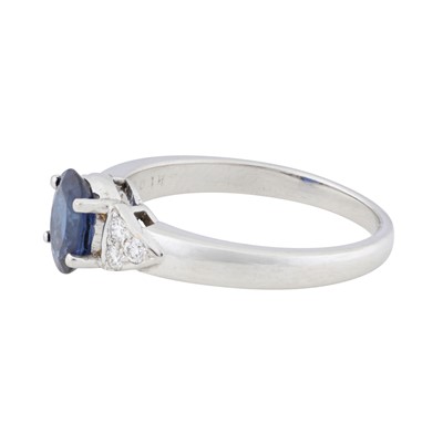 Lot 45 - A sapphire and diamond ring