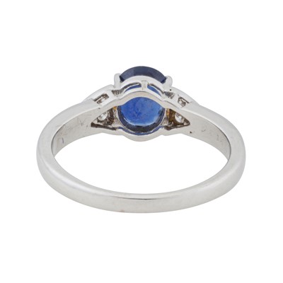 Lot 45 - A sapphire and diamond ring