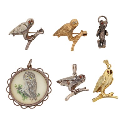 Lot 33 - A collection of owl jewellery and a teddy bear pendant