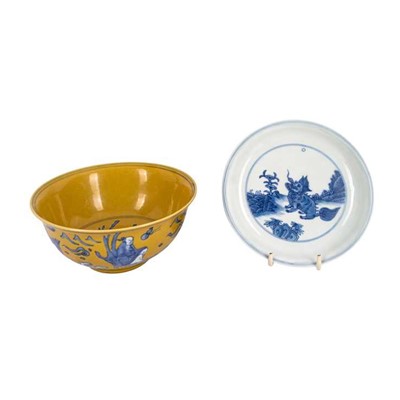 Lot 310 - A Chinese blue and white yellow-ground bowl and a blue and white dish, 20th century