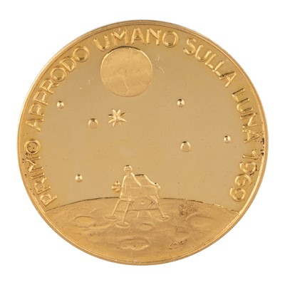 Lot 195 - An Apollo 11 gold commemorative medal