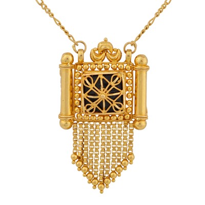 Lot 164 - An Omani box taweez pendant necklace