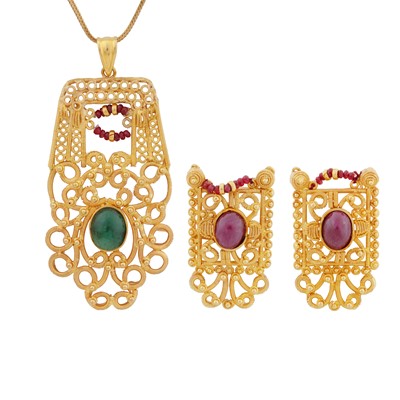 Lot 174 - A ruby and emerald pendant necklace and earrings suite