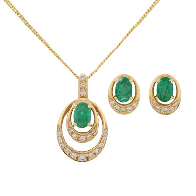 Lot 101 - An emerald pendant necklace and stud earrings suite